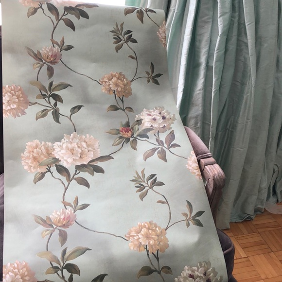 Wallpaper unused - Picture 1 of 4